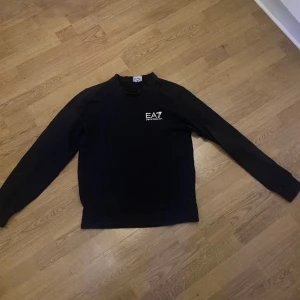 Armani crewneck - Snygg Armani tröja i storlek XS-S, som nästan aldrig använts. Den är i 8/10 skick för att den använts lite och tvättats. Säljer för att det inte är min still och därav ett billigt pris.