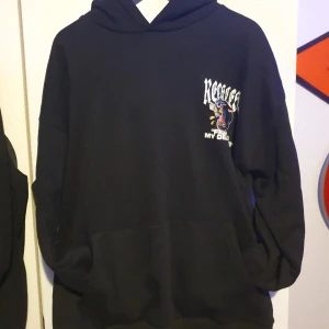 Hoddie från new yorker - Hej säljer min helt nya hoddie från new yorker aldrig använd ny pris var 299kr. Köparen står för frakten.