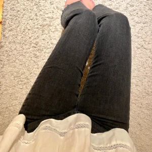 Mörkgrå jeans (högmidjade & petite) - från gina i strl 34, lite korta på mig som är 163cm. vida i benen med en rå kant i ändarna. använda men inga tydliga defekter. väldigt bekväm modell och material! skriv för frågor eller fler bilder!🤍