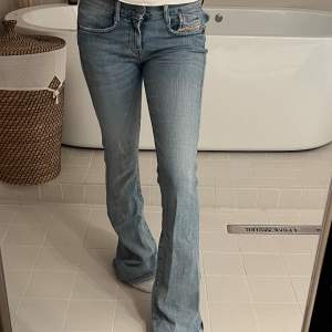 Mina älskade låga diesel jeans är tyvärr för små så säljer dem! Köpta för 3 år sen på Zalando 💕