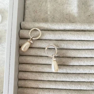 Maria Nilsdotter örhängen  - Så fina örhängen från Maria Nilsdotter, välanvända så de har en spricka i lacken, men det är inget som påverkar själva örhänget, inget man tänker på när man bär dem! Låda tillkommer🫶🏼