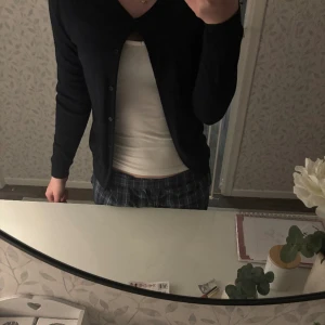 Kofta - Svart kofta från American vintage sparsamt använd, väldigt gott skick! Pris kan diskuteras🩷