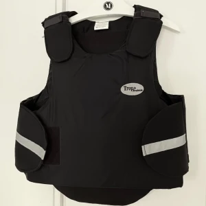 Säkerhetsväst, ridsport. Strl Dam S - Endast använd enstaka gånger. Mycket fint skick. 