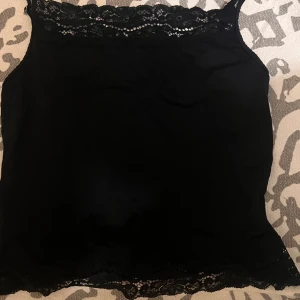 Guligt linne  - Linne med spets, köpt på hm ❤️