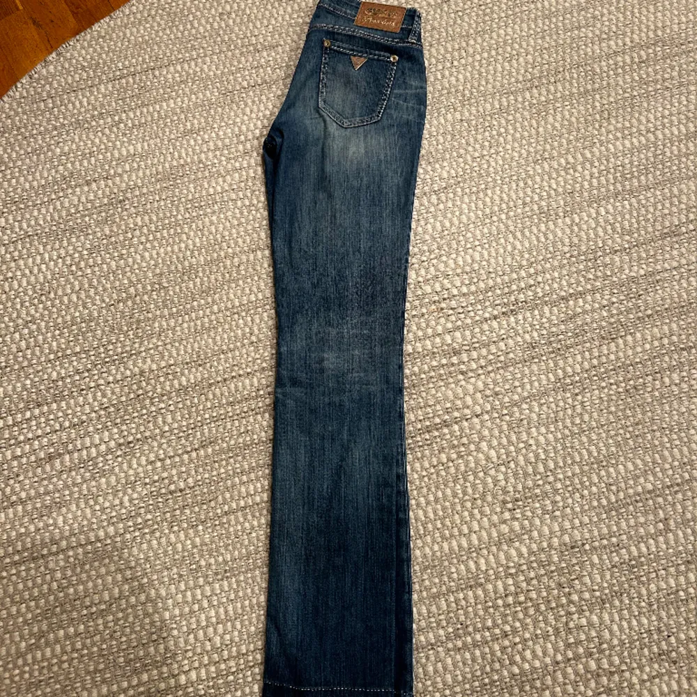 Blåa guess jeans, low waisted, åt det slimmare hållet. Storlek W26.  100kr . Jeans & Byxor.