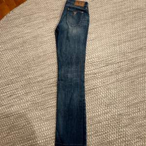 Blåa guess jeans, low waisted, åt det slimmare hållet. Storlek W26.  100kr 