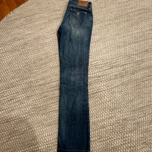 Guess jeans - Blåa guess jeans, low waisted, åt det slimmare hållet. Storlek W26.  100kr 