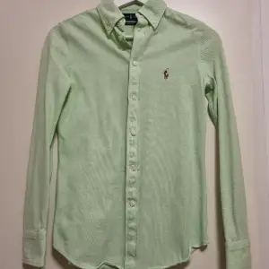 Skjorta från Ralph Lauren som är en xs slim fit. Knappt använd så den är i bra skick.