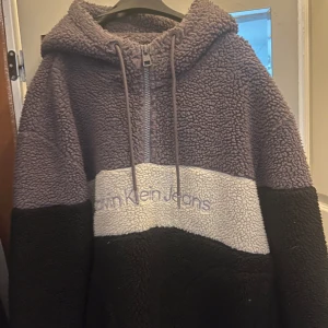 Flufftröja  - Bra skick, inte använd så många gånger, väldigt varm och go