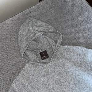 En ljusgrå Kashmir hoodie från Oscar Jacobson i 7% kashmir. Den har blivit krymp i tvätten så skulle säga att den passar xs. Bra skick annars. Kom privat vid frågor