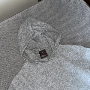 Oscar Jacobson Hoodie Kashmir - En ljusgrå Kashmir hoodie från Oscar Jacobson i 7% kashmir. Den har blivit krymp i tvätten så skulle säga att den passar xs. Bra skick annars. Kom privat vid frågor