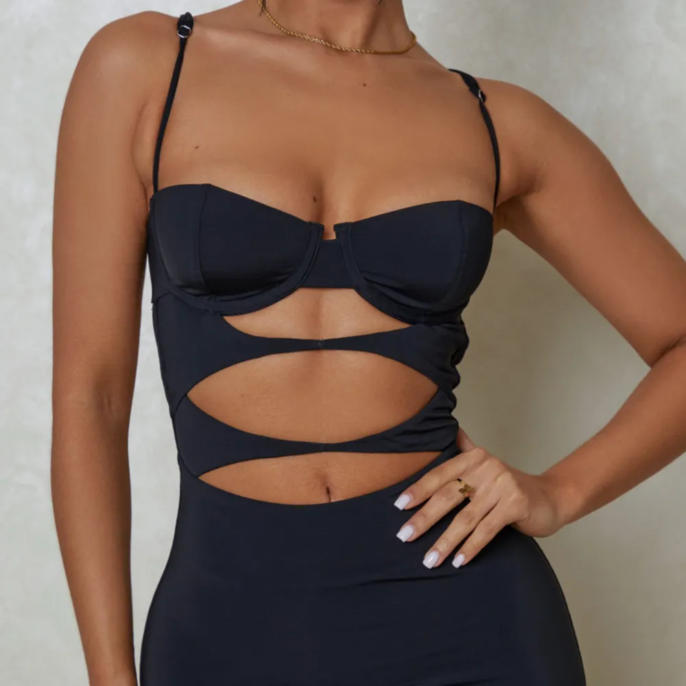 En svart mini klänning från mars the label, i storlek uk 10 passar storleken 36,38, säljer på grund utav att den inte har kommit till användning så helt ny mer prislapp kvar💕. Klänningar.