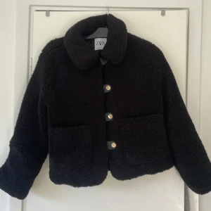Zara jacka  - Superfin mjuk Teddy jacka i strl S. Aldrig använd då den är för liten för mig 💕💕💕 