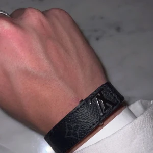 Louis Vuitton armband - Säljer detta armband då jag inte använder det längre. Det är självklart äkta och köpt i puerto banus. Kvitto o box medföljer vid köp!