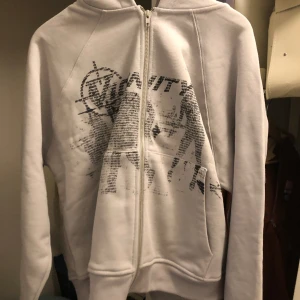 Grå zip up - Helt ny zip up hoodie från Vicinity, säljer då jag inte var helt nöjd med passformen size S men sitter som M. Sitter baggy och väldigt fin kvalitet. Pris kan alltid diskuteras. Jag är 175, kom DM ifall du har resterande frågor 💯👌