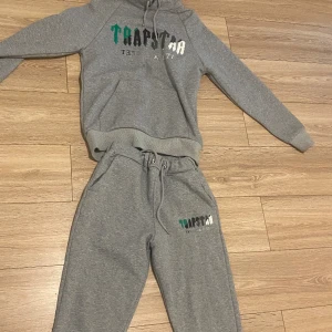 Grå Trapstar Tracksuits  - Skick:7,5/10 Använt ca 5 gånger Storlek M Kontakta mig vid minsta lilla fundering 👍 700 för hela Tracksuiten✅
