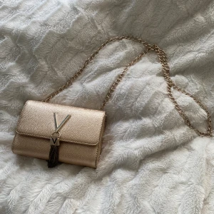 Valentino väska - Säljer min fina Valentino väska! Endast använd ett fåtal gånger, nyskick. 💕