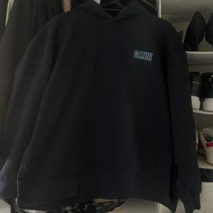 Mörkblå hoodie från GANNI, storlek S  Saknar snören därav priset