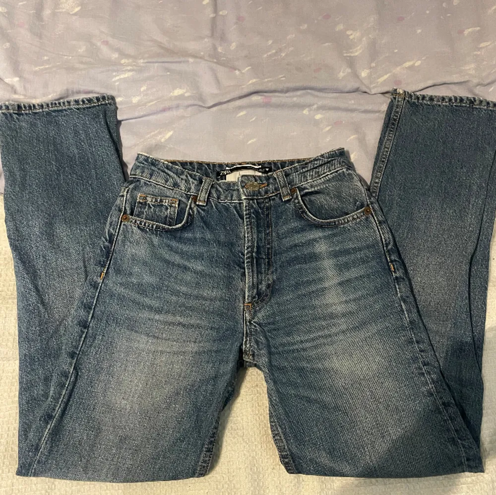 Mid waist jeans från Zara. Rak passform, storlek 32. Nästan aldrig använda. Jeans & Byxor.