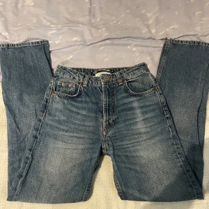 Mid waist jeans zara - Mid waist jeans från Zara. Rak passform, storlek 32. Nästan aldrig använda
