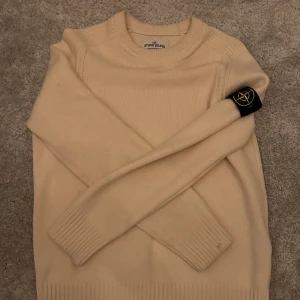 Stone island knitwear beige - En näst intill oanvänd stickad stone island tröja i storlek M. 