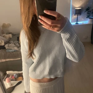 Tjocktröja - Säljer denna söta stickade blåa koftan!💕💕
