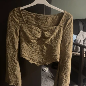 Topp - Beige tröja som är jättefin på då den formar kroppen bra med sin treangel form nertill, aldrig andvänt ,bara provat.