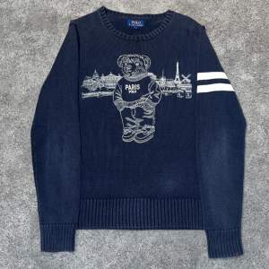 |Ralph lauren polo bear sweater.| |Skick 9/10, mycket bra skick.| |Storlek S 18-20.| |Nypris runt 5000kr.| |Fraktar spårbart via postnord eller instabox.| 🍾