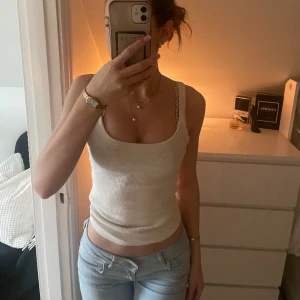 Vitt linne - Jättefint vitt linne som är ribbat, passar till allt💕