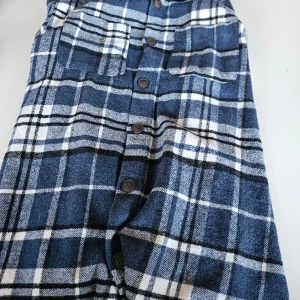 Tjock skjorta - Tjock blå, vit och svart skjorta använd fåtal gånger från stock & hank. Kund står för frakt Kontakta om du har frågor.