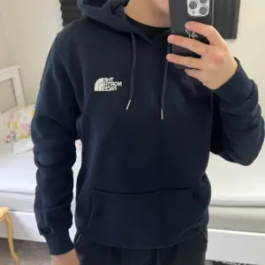 Skitsnygg hoodie från The North Face som är helt ny och perfekt skick! Den är i marinblå färg.  Inte min stil längre därför säljs den. Nypris är 900kr (bild 3) 