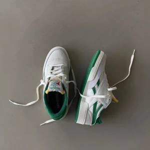 Gröna Reebok sneakers - Sjukt coola reebok skor som jag tyvärr inte har någon användning för. Endast använda ett fåtal gånger, originalpris ca 1100 kr 💚🌟