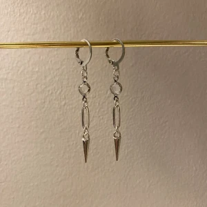 Olivia Earrings - Lite längre örhängen.  Är jättefina ihop med Wilma Earrings