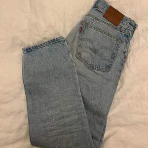 Ljusa raka Levis 501 jeans i fint skick 