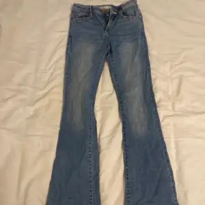 Använda fåtal gånger, ej märkbart. Inga defekter. Jättesnygga bootcut jeans i strl 158 (passar strl 24), men töjbara i midjan. De är lite korta på mig som är 165. Priset kan sänkas vid snabb affär