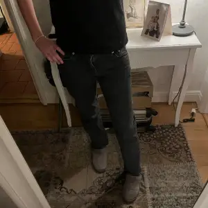 Säljer mina raka jeans från junkyard! Använda endast en gång, i toppskick alltså. Passar perfekt på mig i längden som är 172 cm. Köpta för 500, säljer för 250!! 