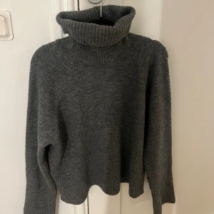 Grå stickad från zara - Jätte mysig grå stickad från zara med polo krage. Storlek s och använt fåtal gånger. 