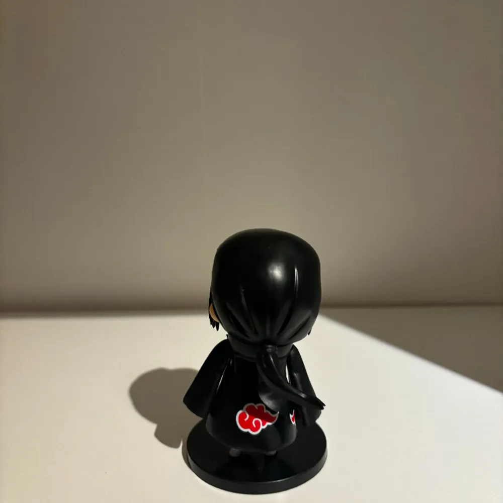 Itachi action figure.displayboxen ingår. Färg alternativ för displayboxen är svart och grå.Skriv gärna om fler bilder önskas eller om du undrar något.. Accessoarer.