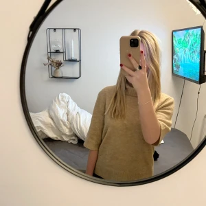 Stickad T-shirt  - Jättefin stickad T-shirt med krage!!  Knappt använd, därav är tröjan i mycket bra skick👍🏼