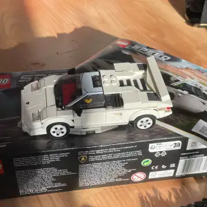 byggt sett, kommer med bruksanvisning och kartong (och bil såklart!!) lego speed champions Lamborghini Countach
