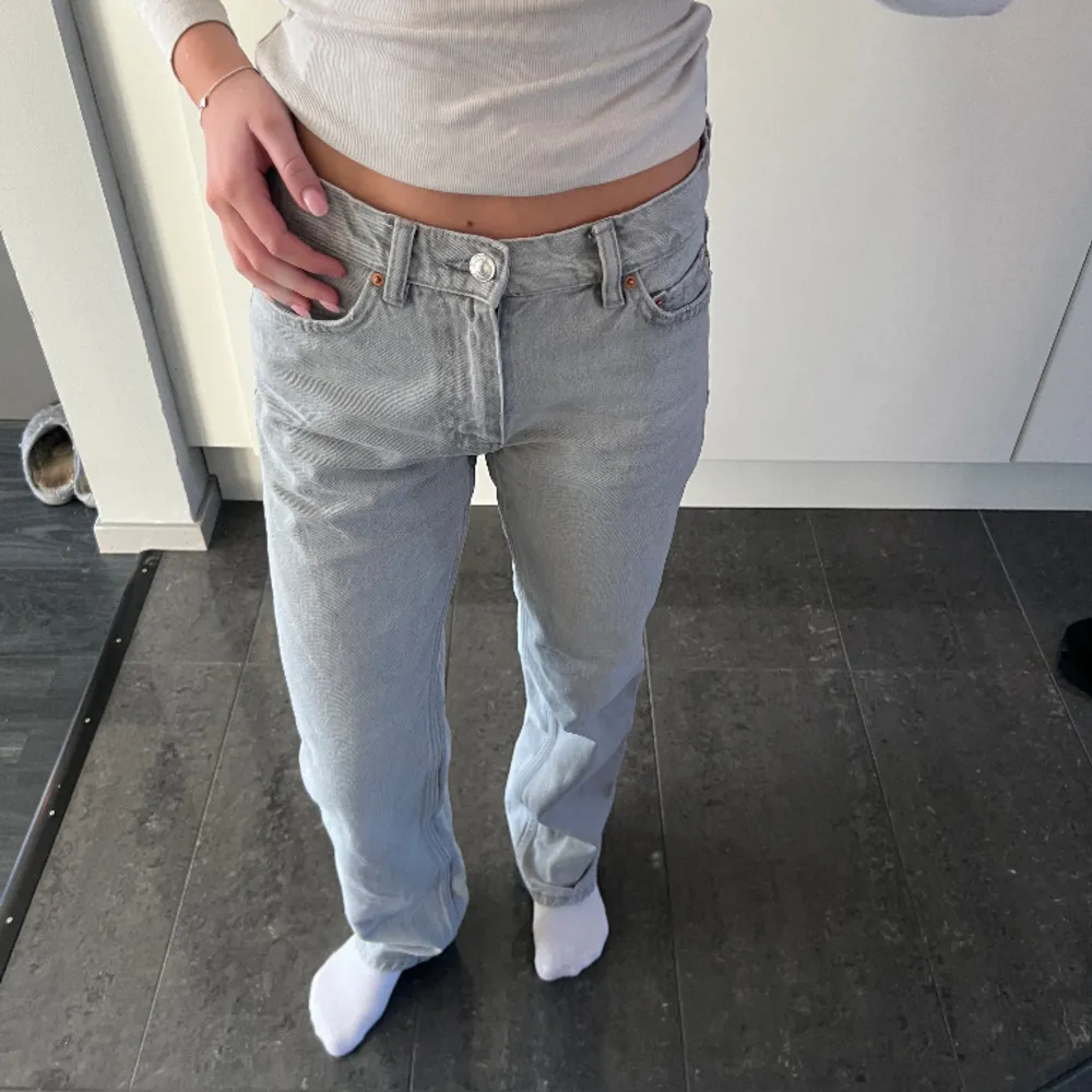 Ljusgråa jeans från Gina Tricot 💕💕använda fåtal gånger.. Jeans & Byxor.