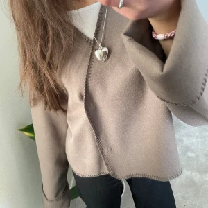 Beige Gina tricot jacka - Jättefin aldrig använd kofta/vårjacka💘 Jättebra skick!! Originalpriset 499kr✨