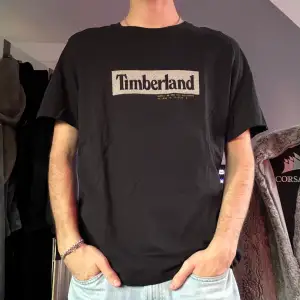 Timberland t-shirt i väldigt bra skick!  Modellen är 185 och väger 72kg!
