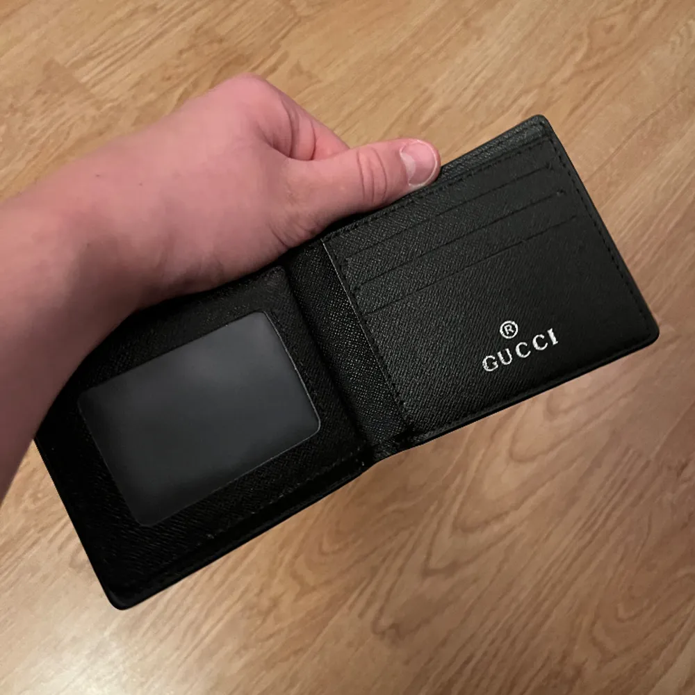 Hej. Jag säljer nu min gucci plånbok som jag köpte för 1 vecka sedan men som inte har kommit till användning så känner att jag säljer den istället så att någon annan kan använda den. Den här helt ny. Ny skick.. Övrigt.