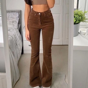 Populära pinterest byxor - Superfina bruna byxor som endast använts 2 gånger och därav mitt beslut att sälja dom :) två av skärphållarna har gått sönder nedtill (vilket inte syns om du inte lyfter på dom, går annars att sy fast med 3 stygn🥰) supermjukt material som är något ”räfflat” som ni kan se på bilderna, högsta bud: 100 💋 OBS: bilden är lånad