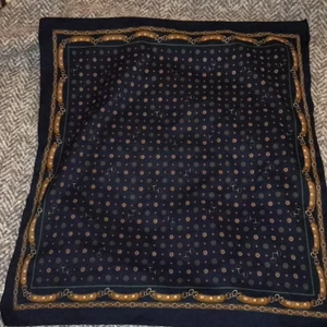 Bandana - Säljer denna bandana! Den  är cirka 25x25cm❤️Går att ha i håret och även att ha som en tröja