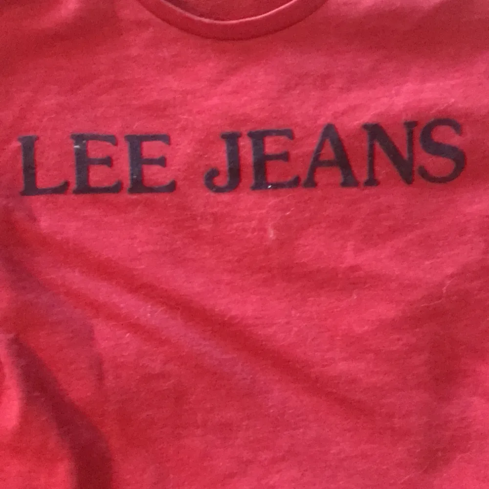 En röd, fin tjocktröja från Lee Jeans lite för liten för min smak på en tjocktröja, du betalar frakten . Tröjor & Koftor.
