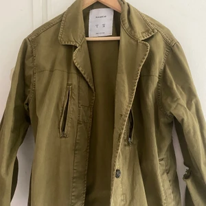 Grön army jacka, vintage - Jackan är från pull and bear, fin vår jacka. Den har hål på armbågarna för detaljernas skull! Skit cool jacka. Köparen står för frakten!💕