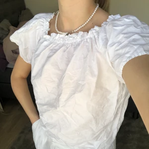 Vit topp  - Vit festlig topp som går att använda över axlarna eller offshoulder! 💕Storlek S