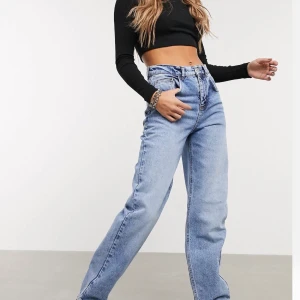 Collusion-jeans, raka ben - Supersnygga och trendiga Collusion-jeans från asos med raka ben, samma färg som sista bilden. Aldrig använda, bara testade. Är lite för korta för mig som är 173. Köpare står för frakt💕